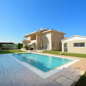 Βίλα Daryah Sirina Bay, Πρωταράς